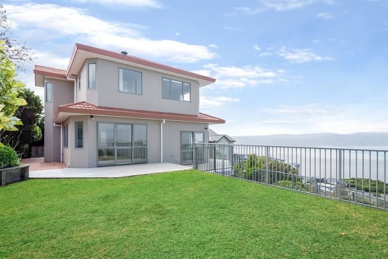 Photo of property in 22 Bennett Grove, Newlands, Wellington, 6037