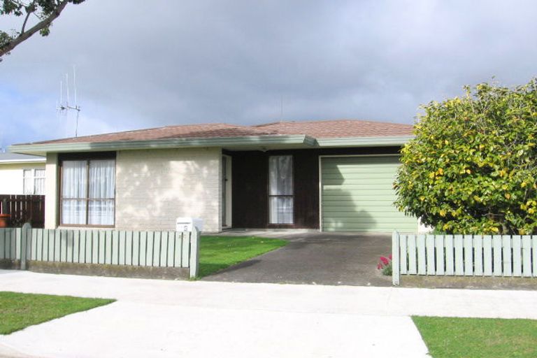 Photo of property in 2c Droylsden Place, Palmerston North, 4410
