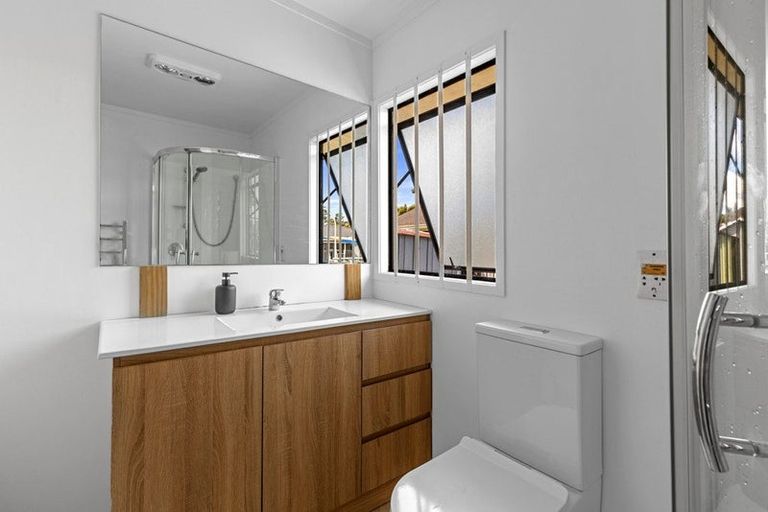 Photo of property in 1/16 Cabello Place, Unsworth Heights, Auckland, 0632