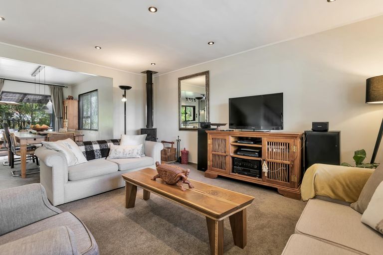 Photo of property in 1/1 Tern Place, Unsworth Heights, Auckland, 0632