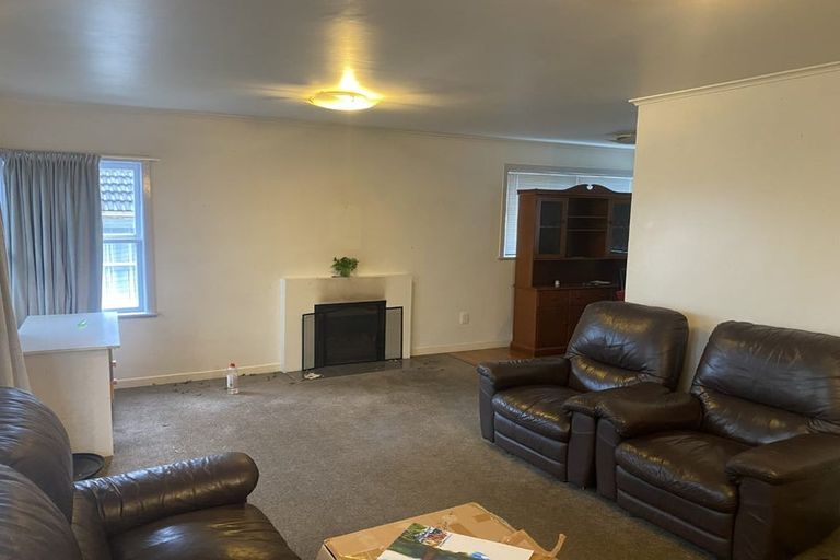 Photo of property in 385 Wairau Road, Totara Vale, Auckland, 0629