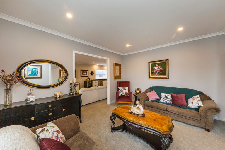 Photo of property in 124 Johnstone Drive, Fitzherbert, Palmerston North, 4410