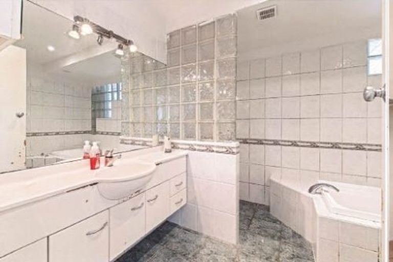 Photo of property in 2/1 Sunderlands Road, Half Moon Bay, Auckland, 2012