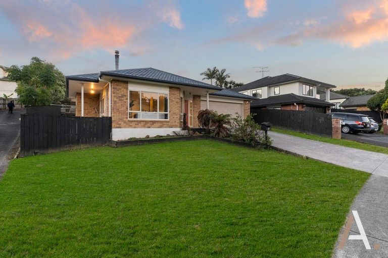 Photo of property in 17 De Havilland Drive, Goodwood Heights, Auckland, 2105