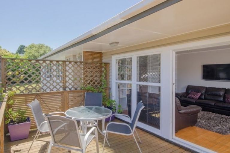 Photo of property in 3 Thuja Street, Green Bay, Auckland, 0604