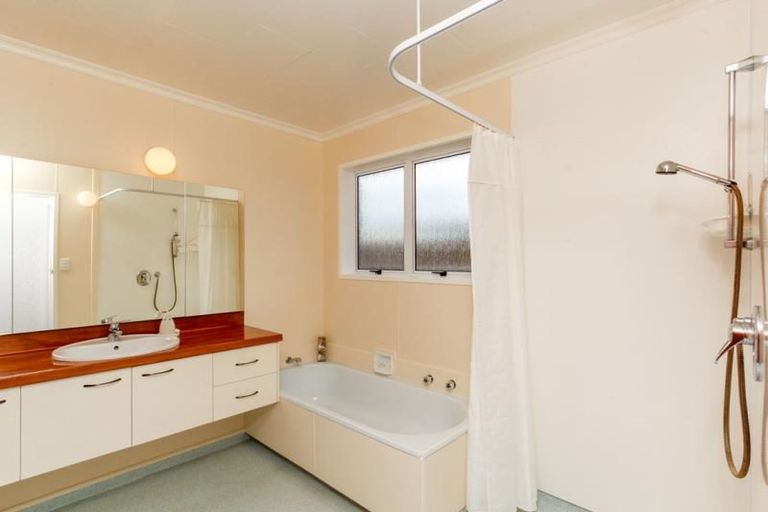 Photo of property in 13 Waiwera Place, Merrilands, New Plymouth, 4312