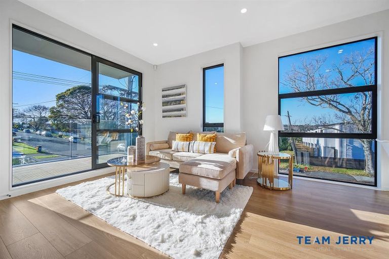 Photo of property in 2/26 Buscomb Avenue, Henderson, Auckland, 0610