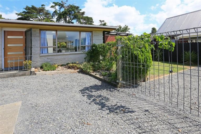 Photo of property in 2/201 Henderson Valley Road, Henderson, Auckland, 0612