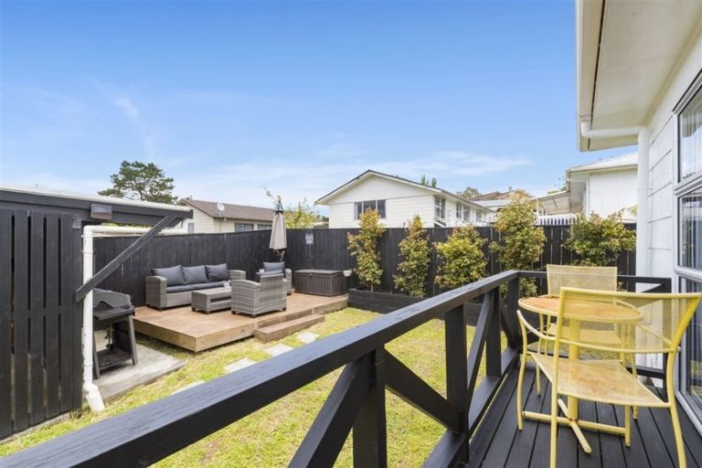 Photo of property in 1/317 Triangle Road, Massey, Auckland, 0614