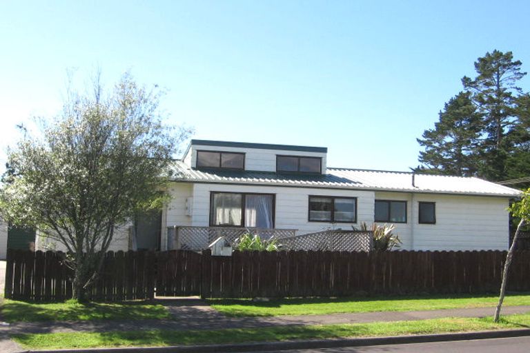 Photo of property in 1 Posa Avenue, Henderson, Auckland, 0612