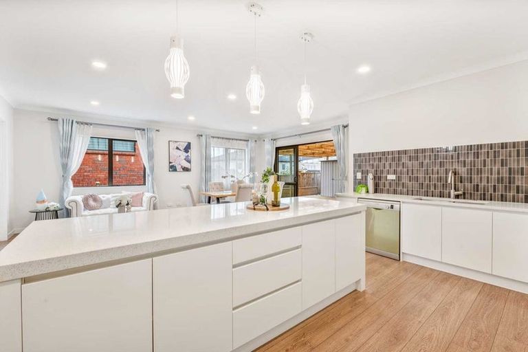 Photo of property in 27 Casheltown Way, Flat Bush, Auckland, 2019