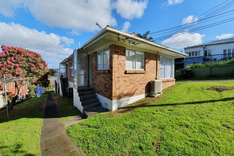 Photo of property in 1/242 Onewa Road, Birkenhead, Auckland, 0626