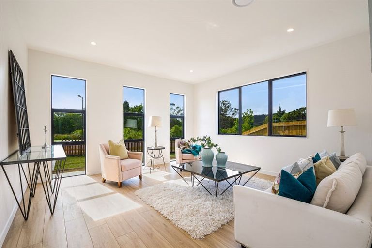 Photo of property in 9 Mcindoe Road, Kumeu, 0810