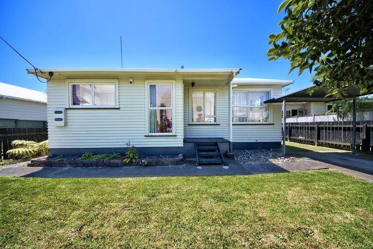 Photo of property in 16 Woodglen Road, Glen Eden, Auckland, 0602