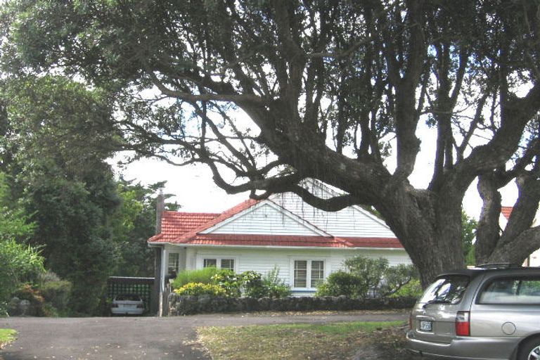 Photo of property in 82 Stanley Point Road, Stanley Point, Auckland, 0624