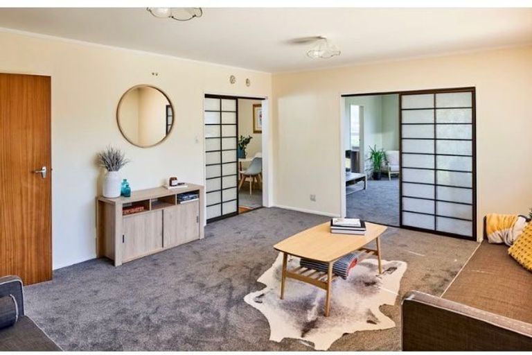 Photo of property in 5 Ruskin Road, Newlands, Wellington, 6037