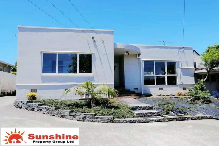 Photo of property in 76 Browns Bay Road, Rothesay Bay, Auckland, 0630