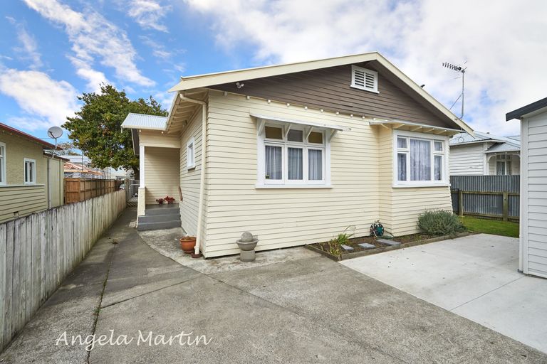 Photo of property in 400 Featherston Street, Palmerston North, 4414