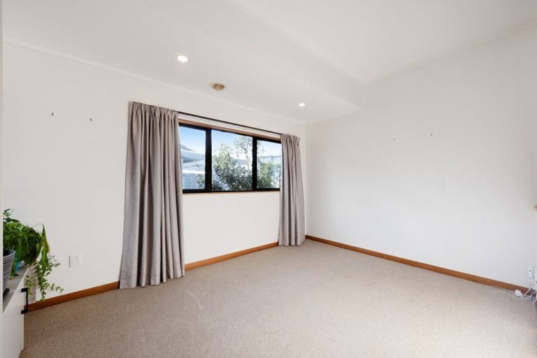 Photo of property in 16a Parklands Drive, Karori, Wellington, 6012