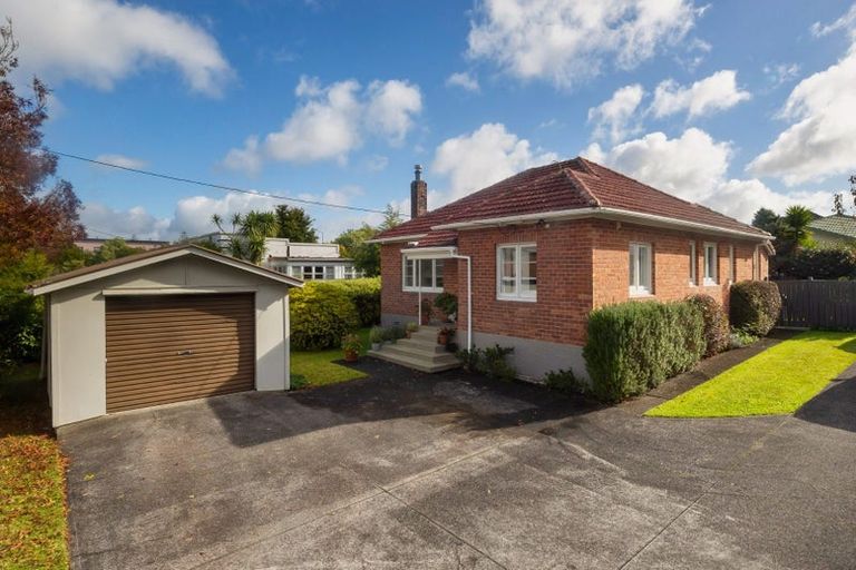 Photo of property in 24 Buscomb Avenue, Henderson, Auckland, 0610