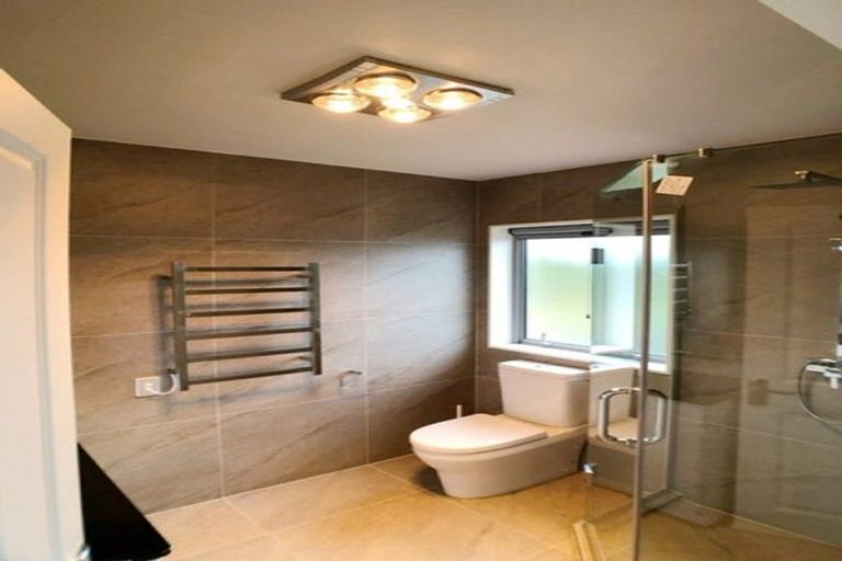 Photo of property in 8 Namsan Close, Fairview Heights, Auckland, 0632