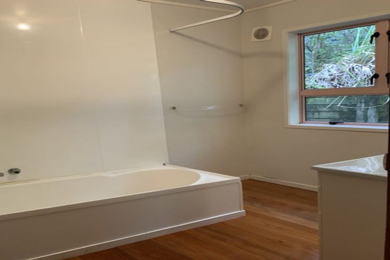 Photo of property in 62 Mountain Road, Henderson Valley, Auckland, 0612