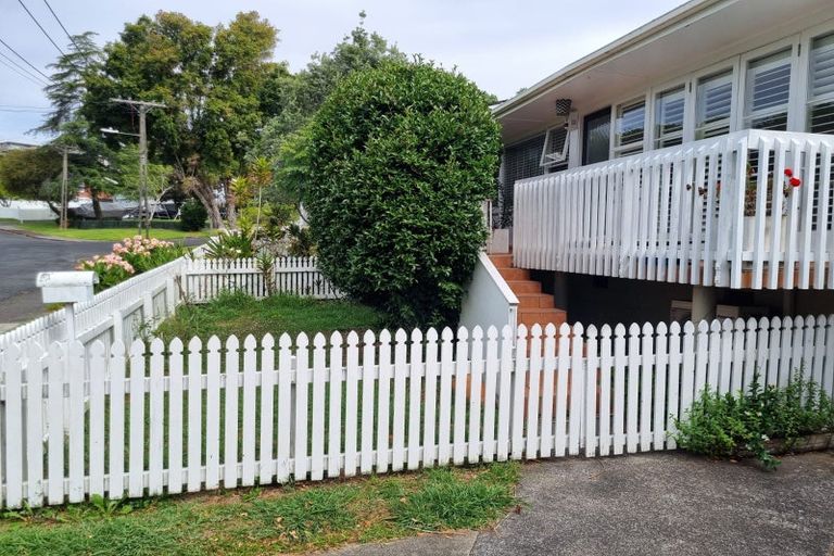Photo of property in 1/24 Liston Crescent, Cockle Bay, Auckland, 2014