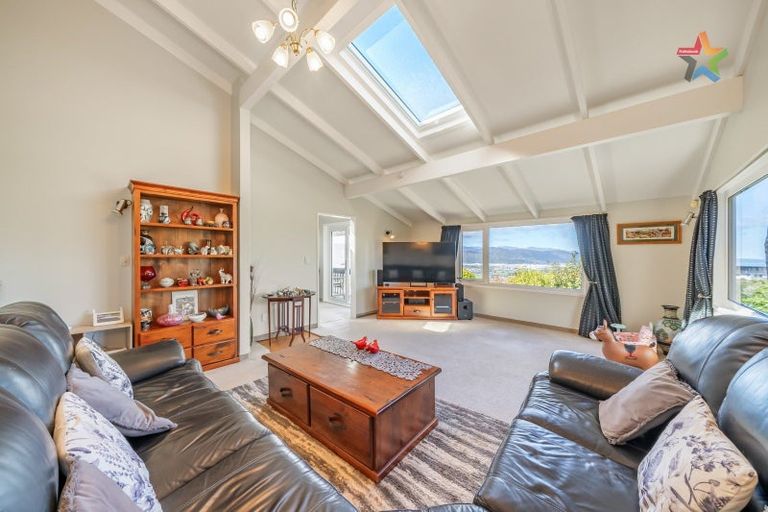 Photo of property in 2 Taka Grove, Normandale, Lower Hutt, 5010