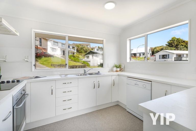 Photo of property in 5 Pimlico Place, Newlands, Wellington, 6037
