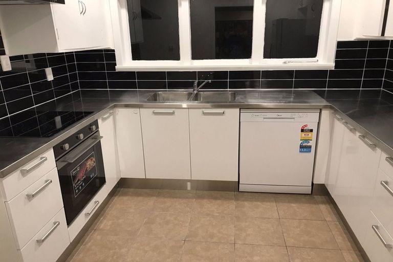 Photo of property in 37 Kenmore Street, Newlands, Wellington, 6037