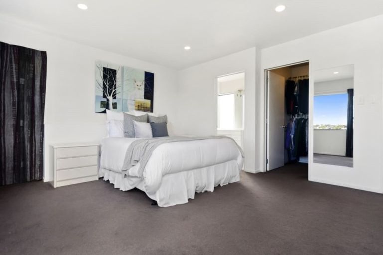 Photo of property in 18 Javelin Place, West Harbour, Auckland, 0618