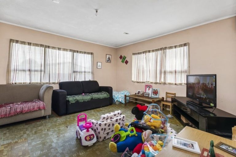 Photo of property in 321 Roscommon Road, Clendon Park, Auckland, 2103