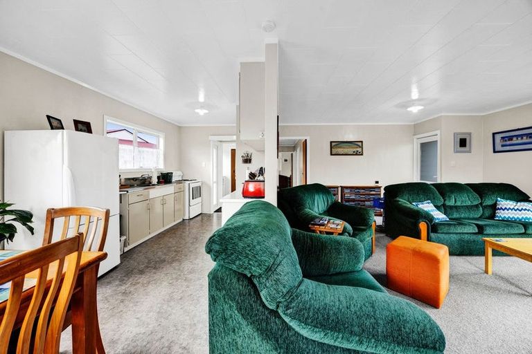 Photo of property in 13 Gibson Place, Patea, 4520