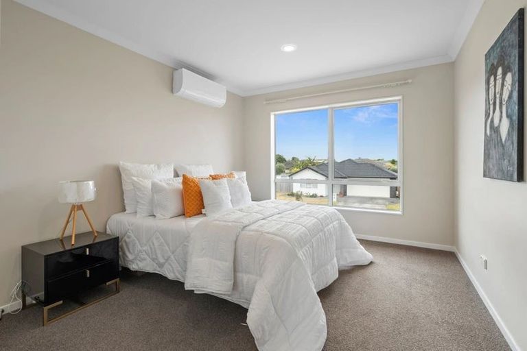 Photo of property in 5 Iwinuku Crescent, Wattle Downs, Auckland, 2103