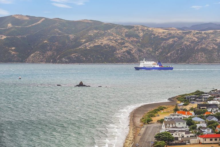 Photo of property in 32 Newport Terrace, Seatoun, Wellington, 6022