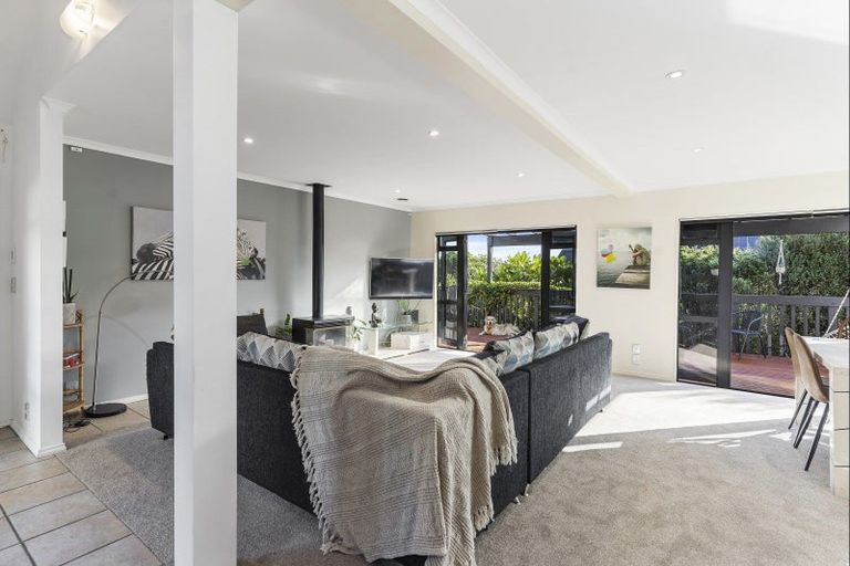 Photo of property in 2/79 Island Road, Beach Haven, Auckland, 0626