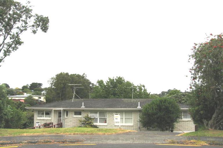 Photo of property in 2/8 Heather Place, Sunnynook, Auckland, 0620