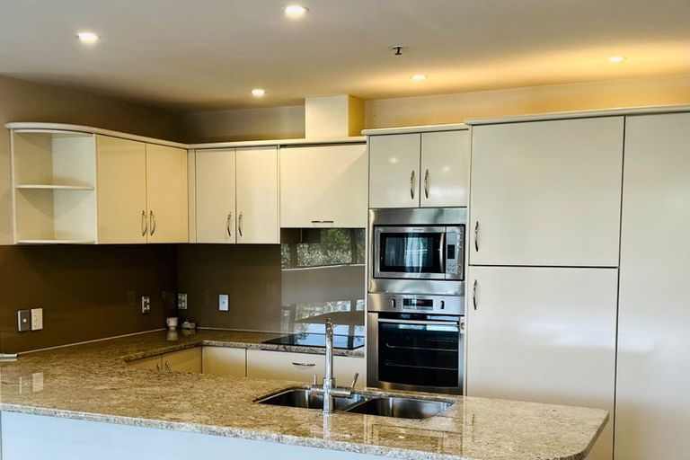 Photo of property in 2d/175 Hurstmere Road, Takapuna, Auckland, 0622