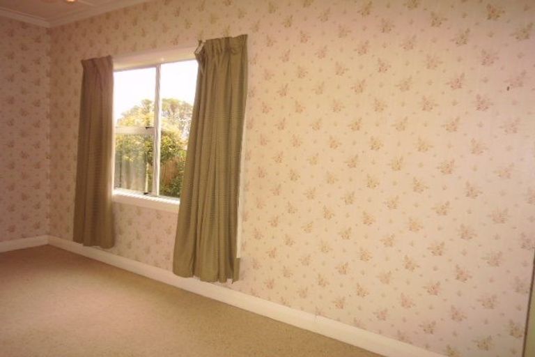 Photo of property in 15 Sutherland Crescent, Melrose, Wellington, 6023