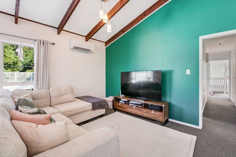 Photo of property in 8 Teviot Place, Totara Vale, Auckland, 0629