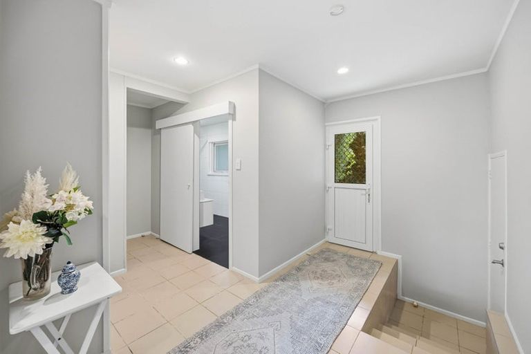 Photo of property in 26 Pickwick Parade, Mellons Bay, Auckland, 2014