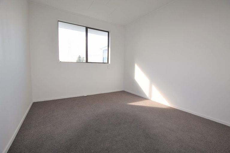 Photo of property in 15 Wakeling Avenue, Te Atatu South, Auckland, 0610