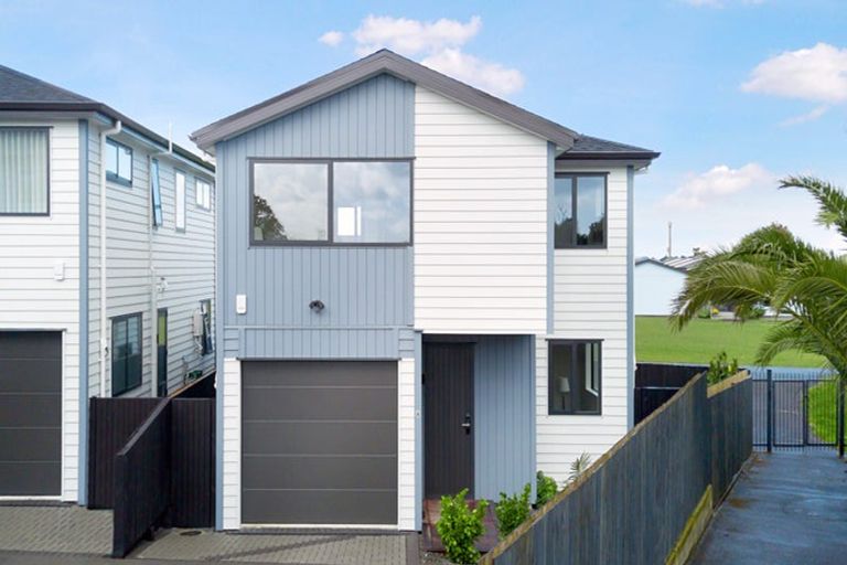 Photo of property in 11a Ballial Place, West Harbour, Auckland, 0618