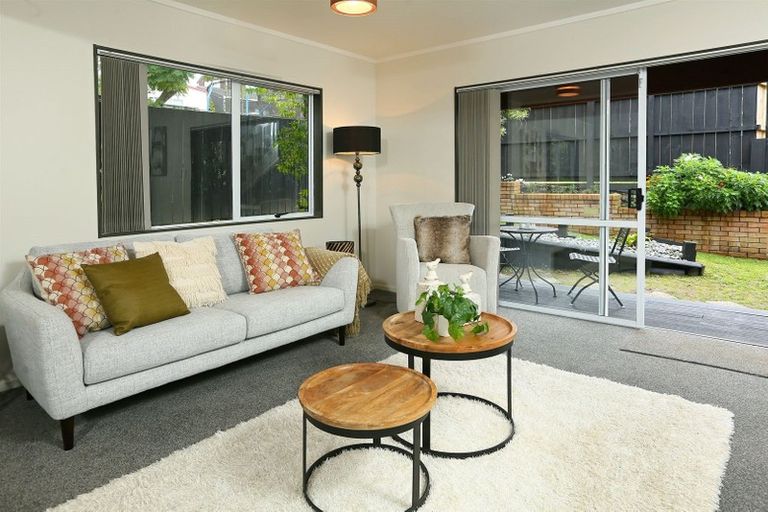 Photo of property in 2/37 Rhinevale Close, Henderson, Auckland, 0612