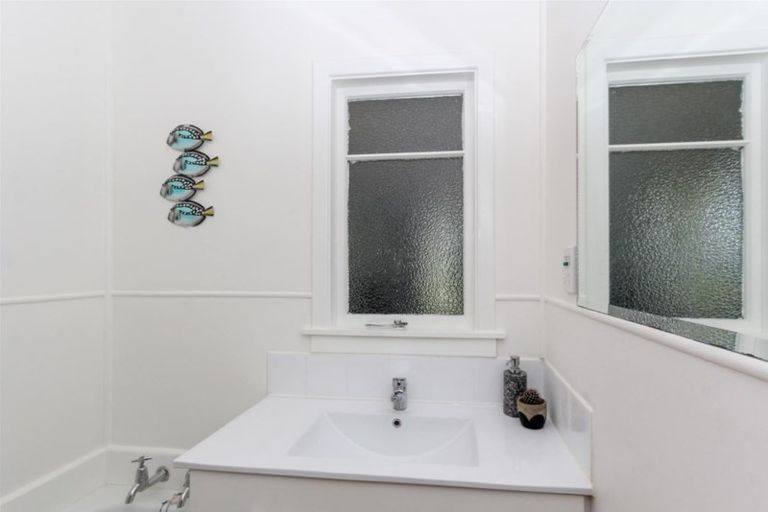 Photo of property in 18 Karaka Street, Merrilands, New Plymouth, 4312