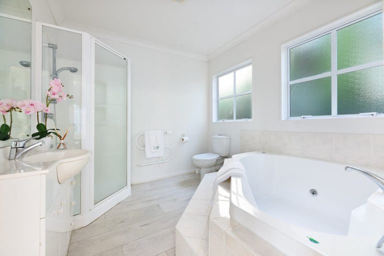 Photo of property in 14 Belleaire Court, West Harbour, Auckland, 0618