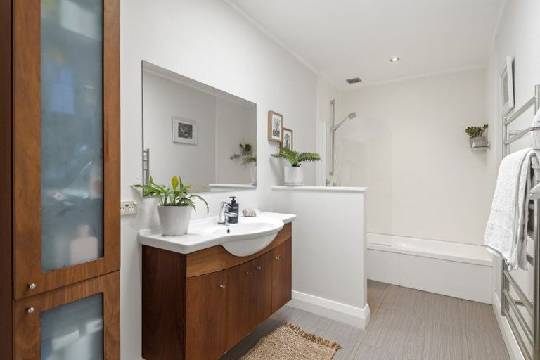 Photo of property in 1/92 Norwood Road, Bayswater, Auckland, 0622