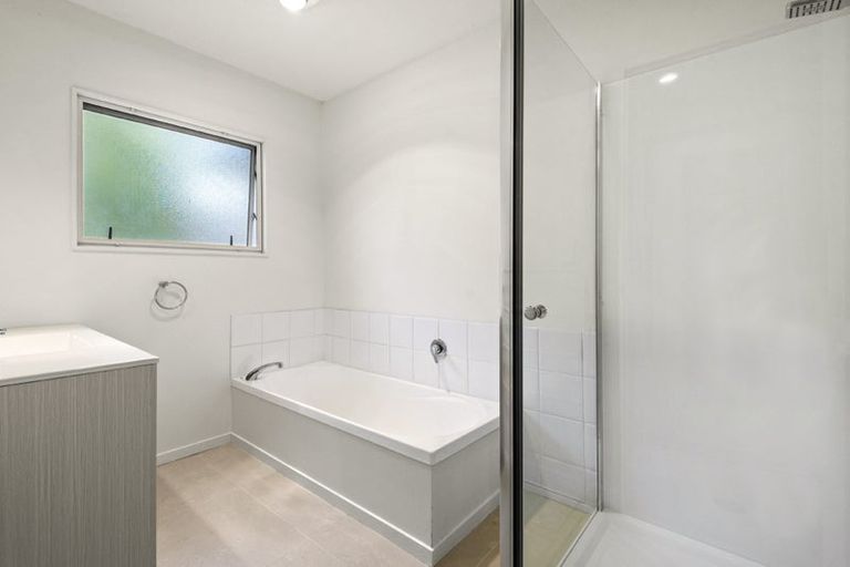 Photo of property in 8 Greenleaf Way, Northcross, Auckland, 0630