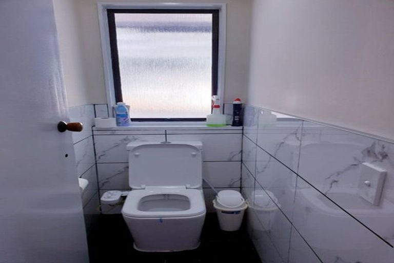 Photo of property in 28 Glen Close, Glen Eden, Auckland, 0602