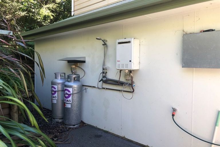 Photo of property in 21 Amelia Crescent, Waikawa, Picton, 7220